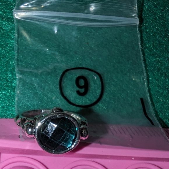 Pirates Of The Caribbean Ring Captain Jack Sparrow Finches Skull Green Crystal 9 - Picture 3 of 13